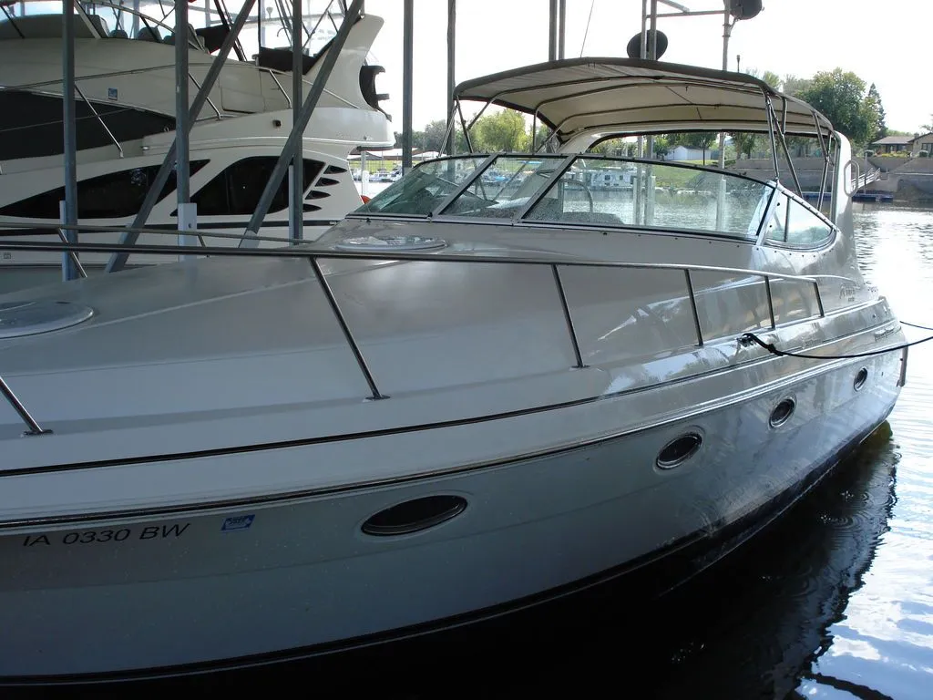 2003 cruisers yacht 3372 in East Dubuque, IL