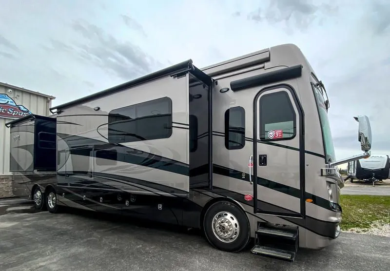 2023 Fleetwood Discovery LXE 44S