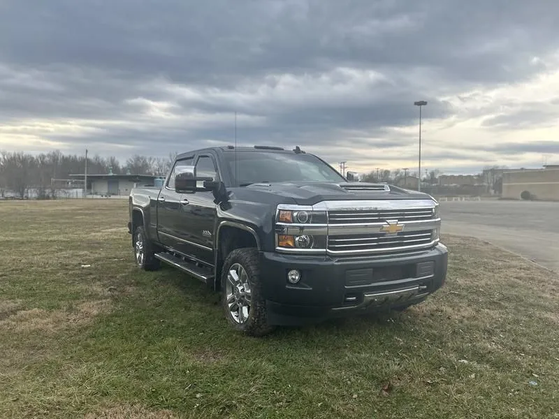 2017 Chevrolet  Silverado 2500 HD Crew Cab High Country 4WD 66L V8 T-Diesel