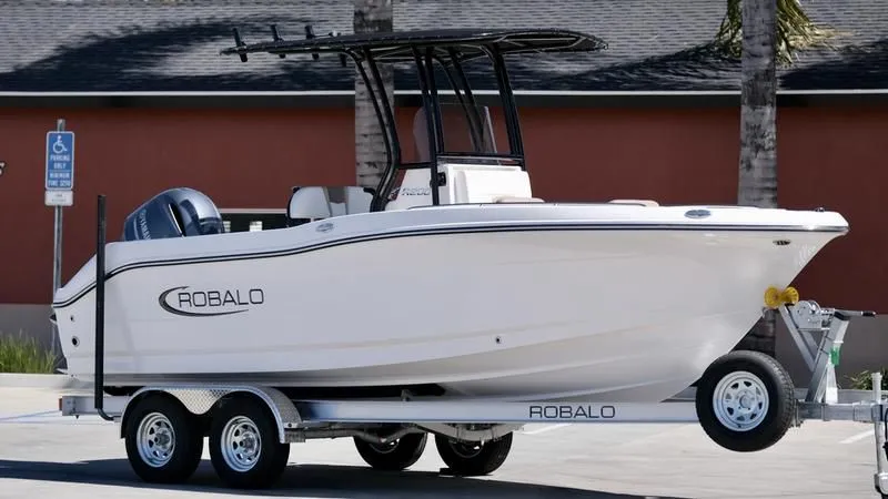 2023 Robalo R200