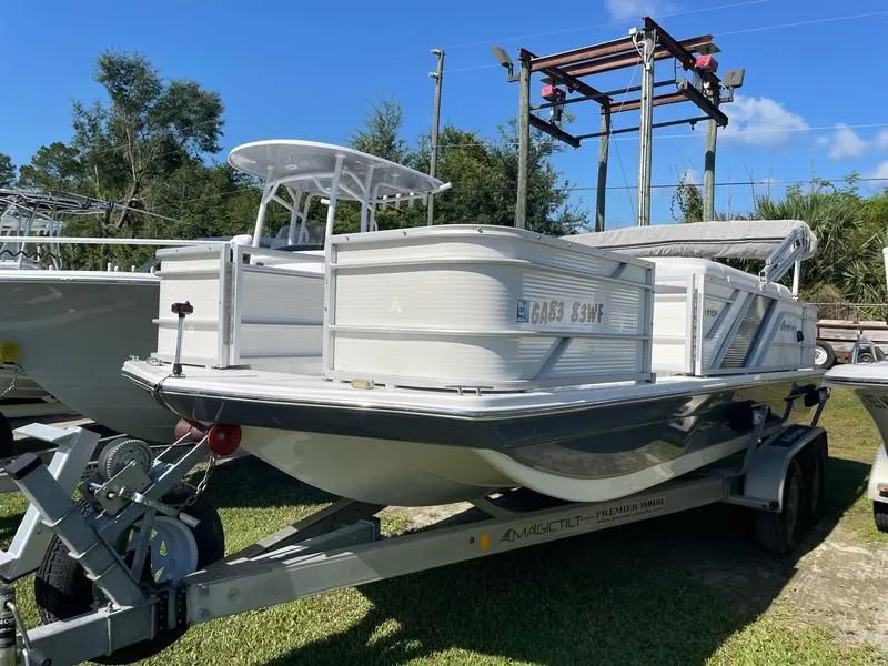 2019 Hurricane FunDeck 196F OB