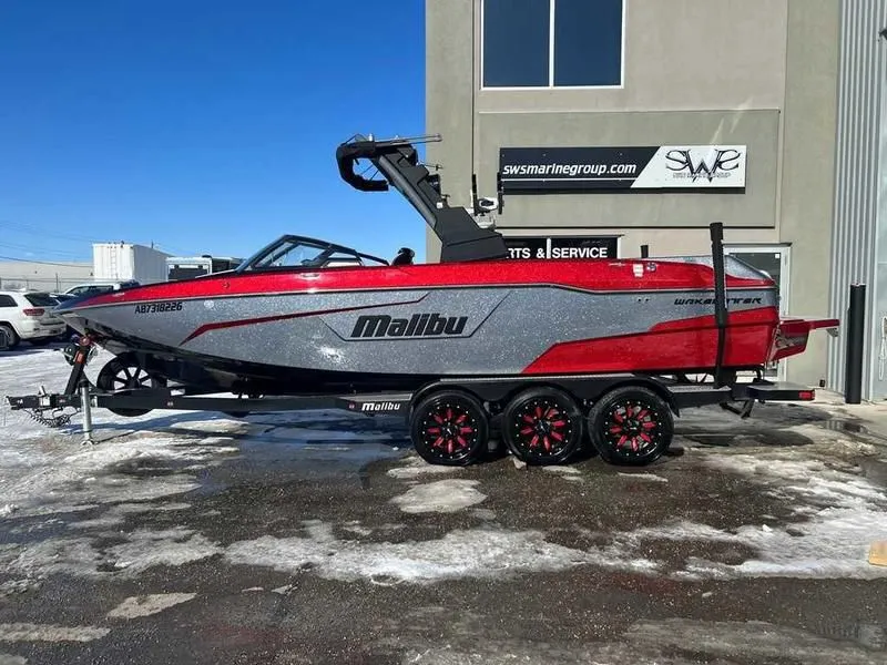 2020 Malibu Boats Wakesetter 25 LSV in Calgary, AB