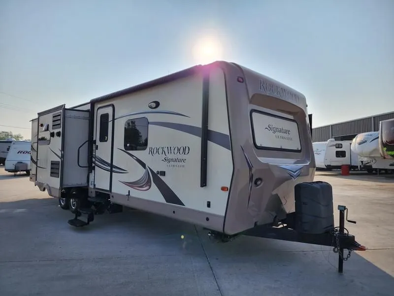 2015 Forest River Rockwood Signature Ultra Lite 8293IKRBS