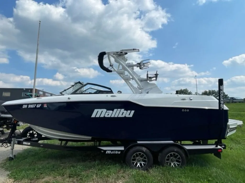 2021 Malibu Boats M220