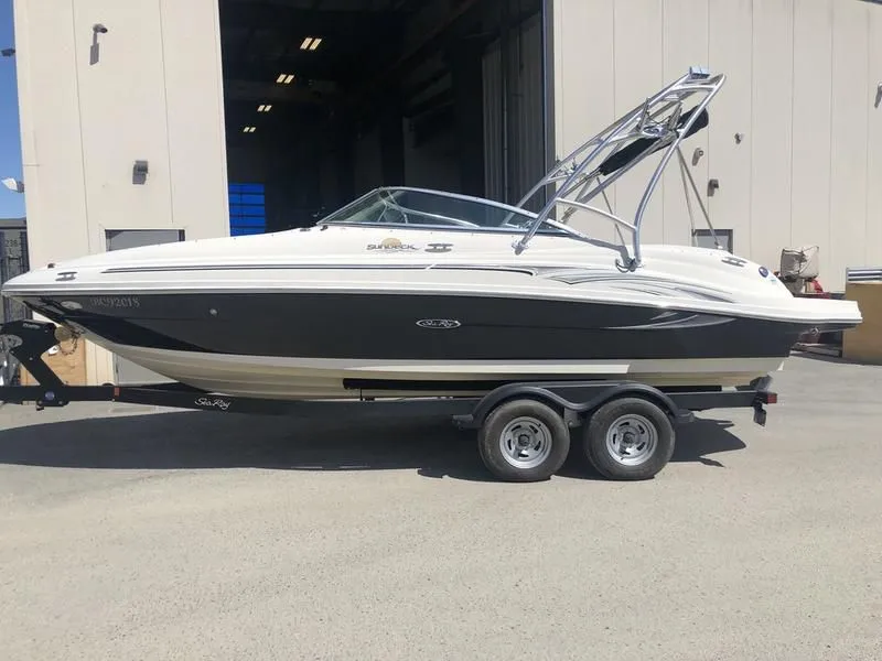 2006 Sea Ray 220 SUNDECK