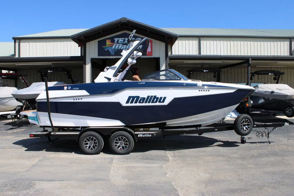 2023 Malibu Boats M220