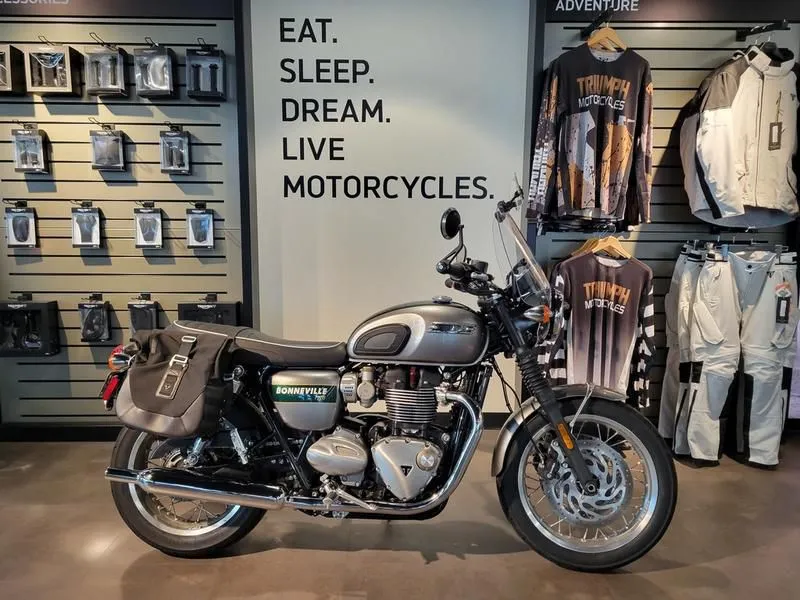 2022 Triumph Bonneville T120 Gold Line Silver Ice / Competition Green