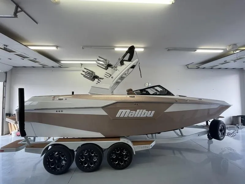 2021 Malibu Boats M240