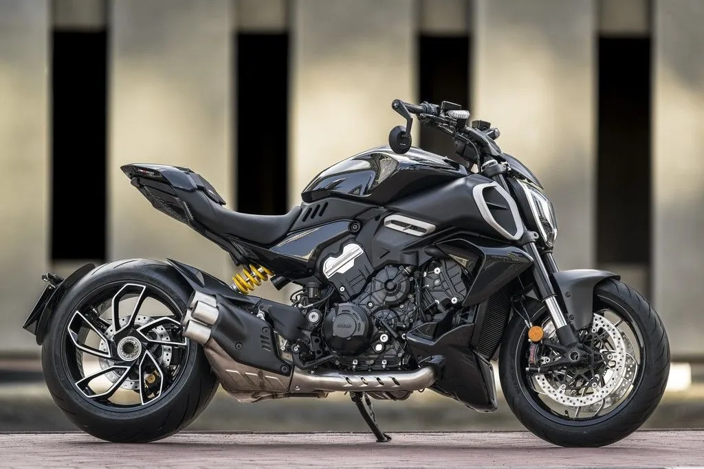 2023 Ducati Diavel V4 Thrilling Black