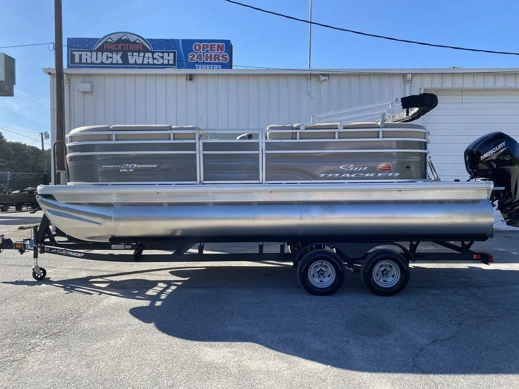 2024 Sun Tracker Party Barge 20 DLX