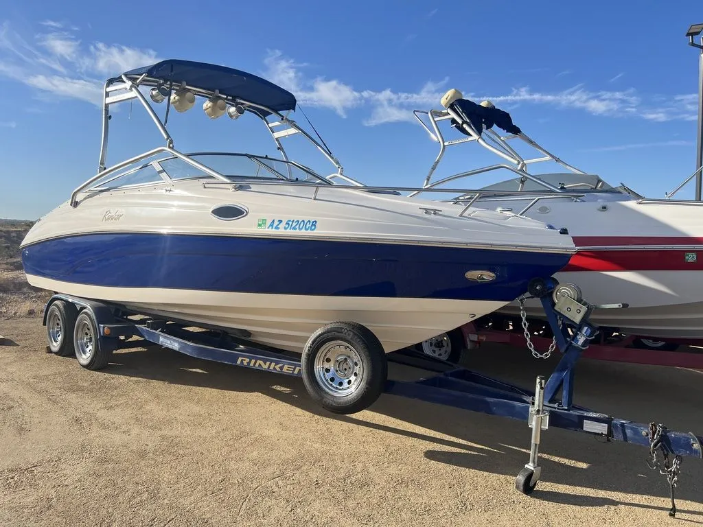 2005 Rinker 232 Closed bow