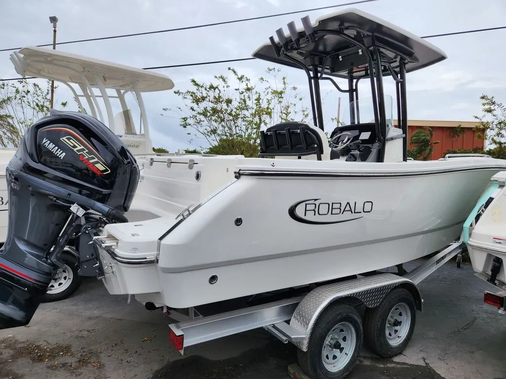 2024 Robalo R230