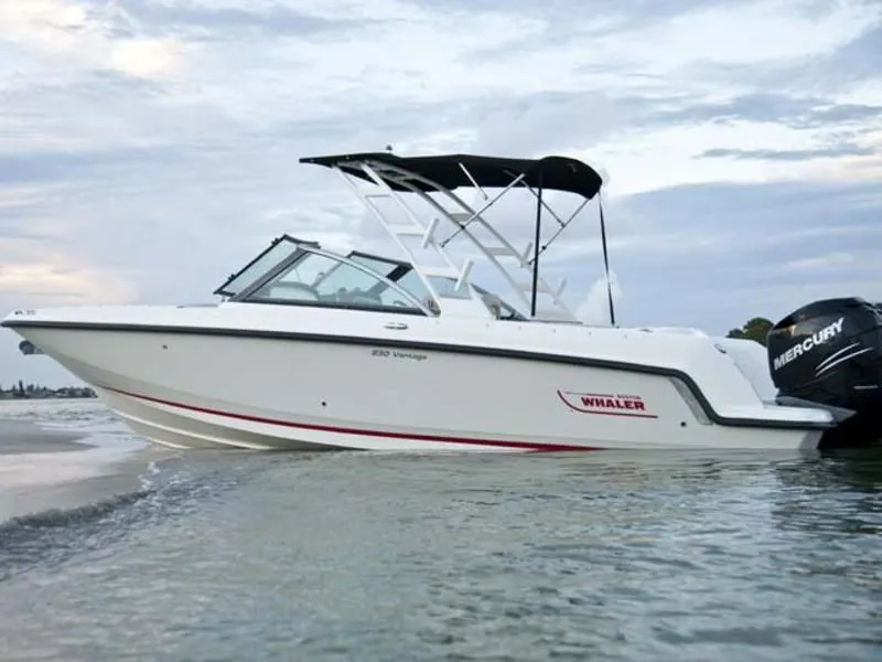 2016 Boston Whaler 230 Vantage