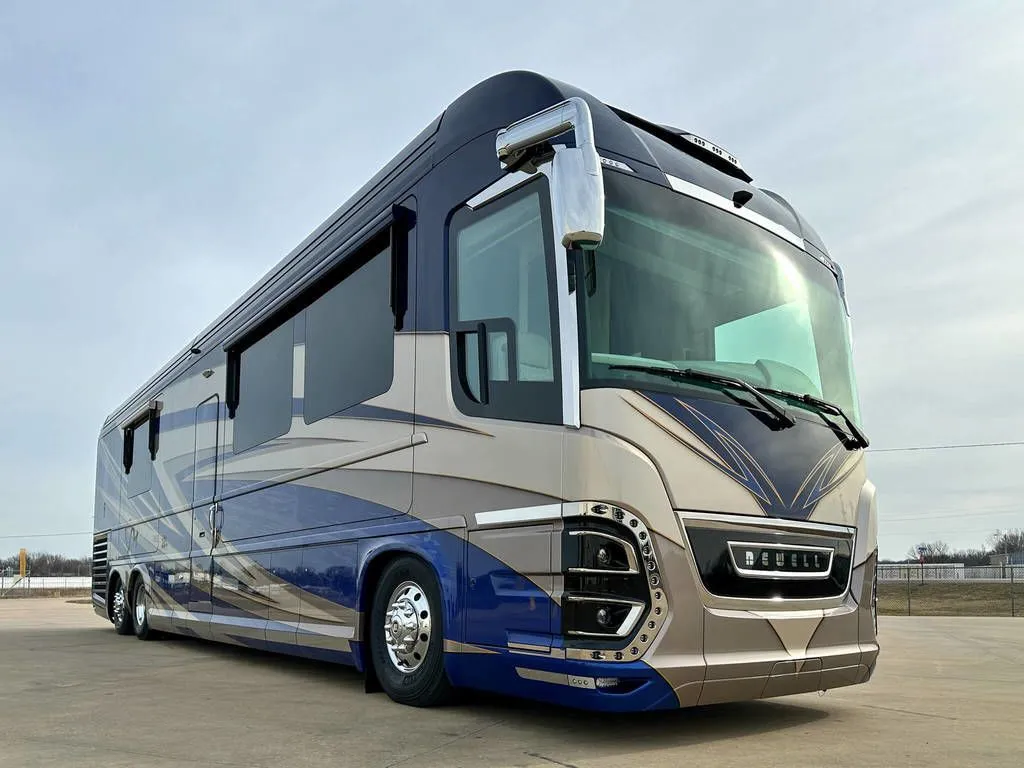 2025 Newell Coach p50 Quad Slide Bath And A Half Center Door