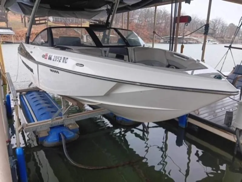 2016 Malibu Boats 25 LSV