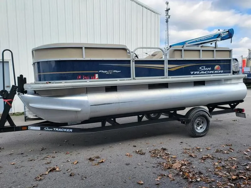 2020 Sun Tracker Party Barge 18 DLX