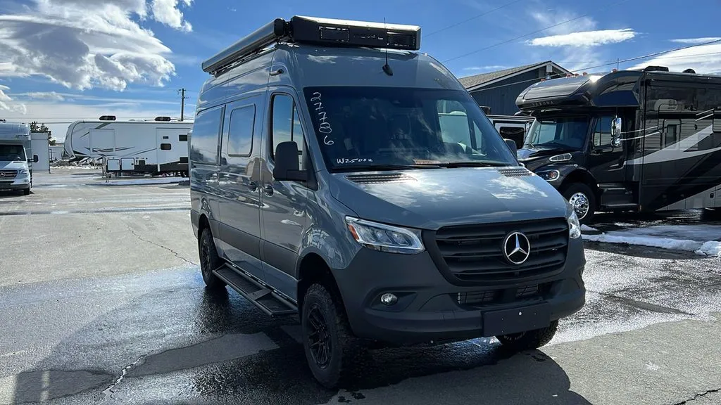 2025 Winnebago CC 44E