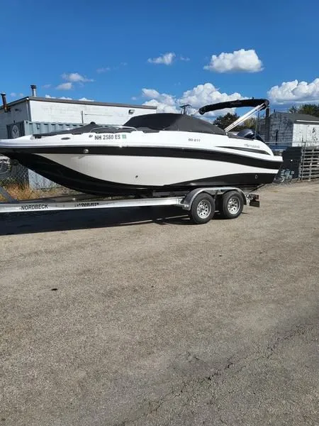 2021 Hurricane SunDeck 217 OB