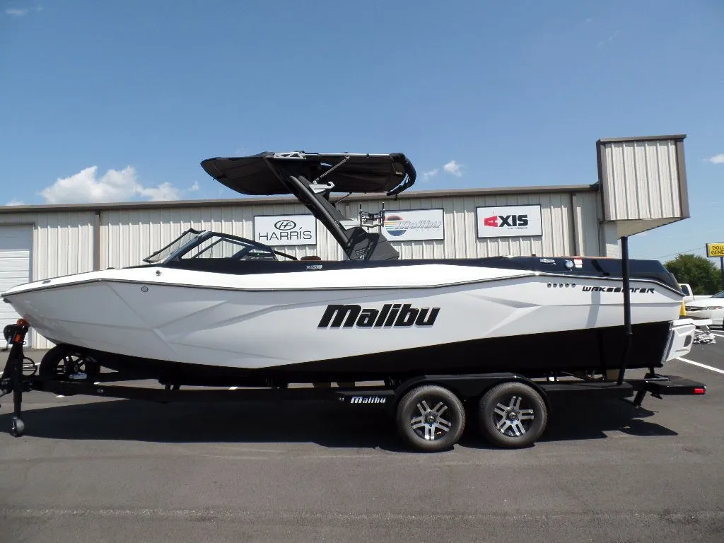 2023 Malibu Boats 26 LSV