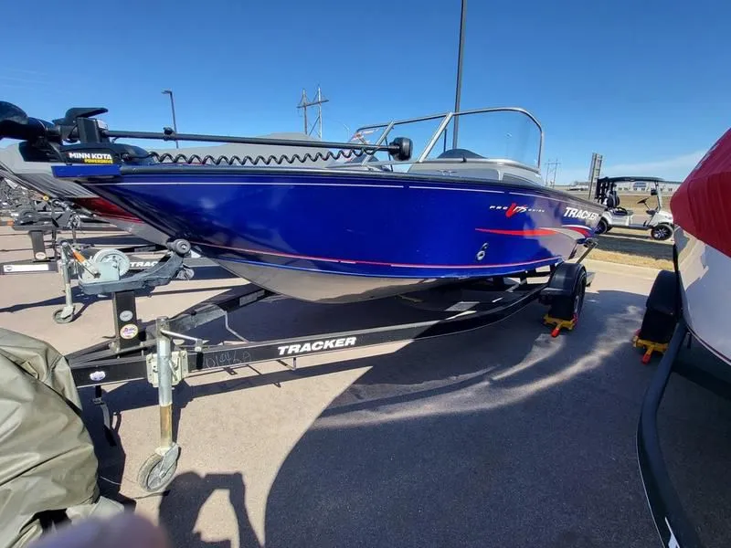 2015 Tracker Boats  Pro Guide V-175 WT