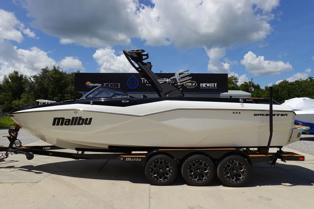 2022 Malibu Boats 25 LSV in Ocklawaha, FL