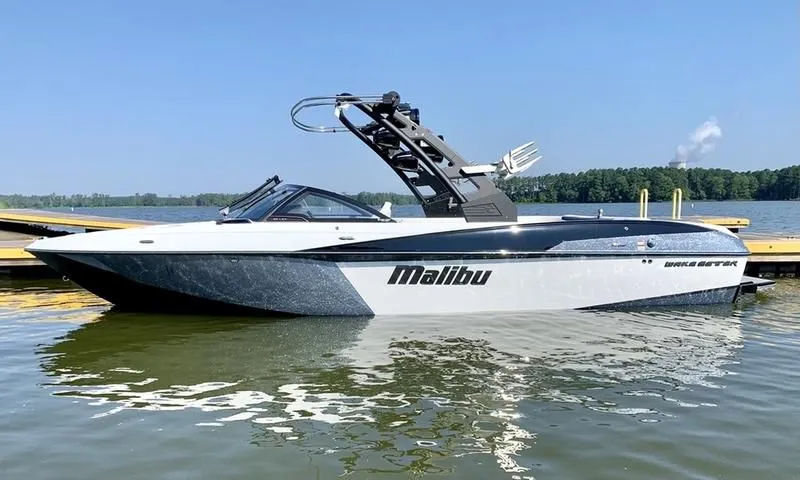 2018 Malibu Boats 25 LSV in Broadway, NC