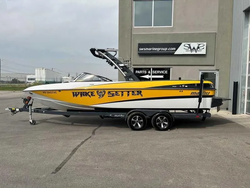 2013 Malibu Boats Wakesetter 247 LSV in Calgary, AB