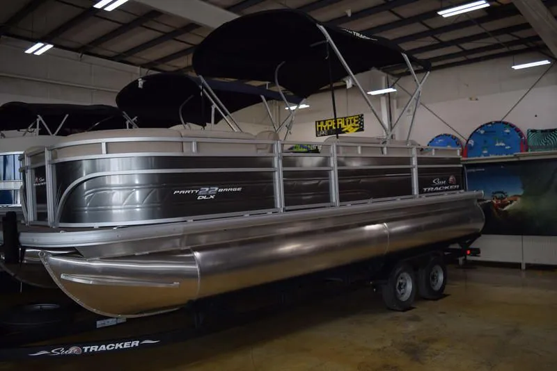 2024 Sun Tracker Party Barge 22 RF DLX