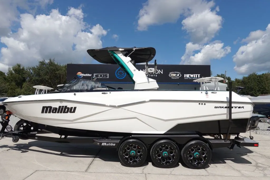 2022 Malibu Boats 25 LSV in Ocklawaha, FL