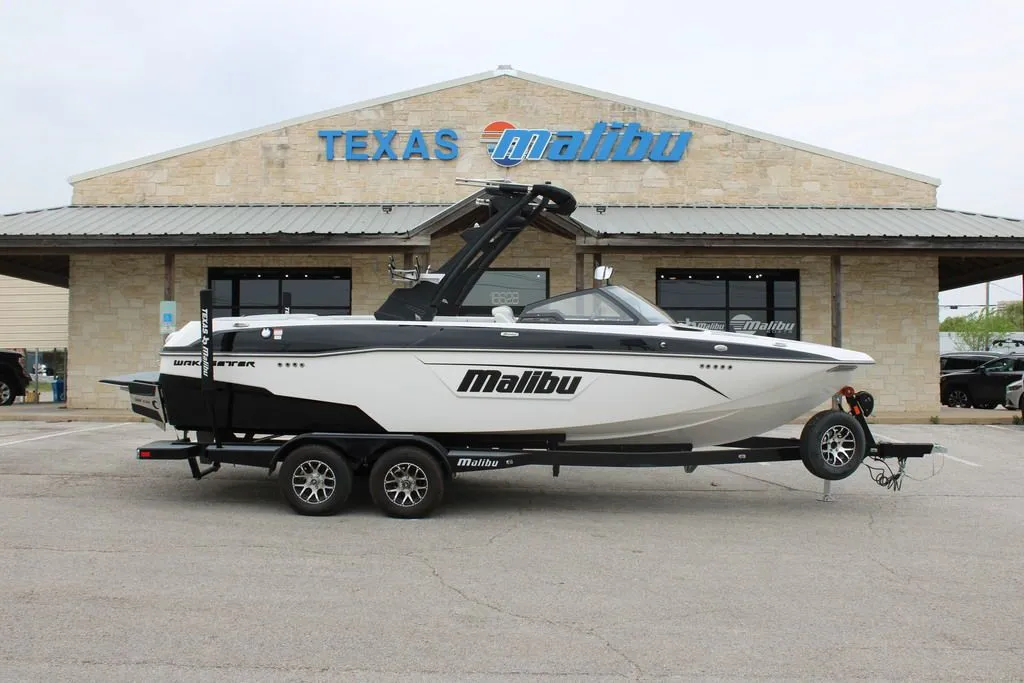 2022 Malibu Boats 23 LSV in Austin, TX