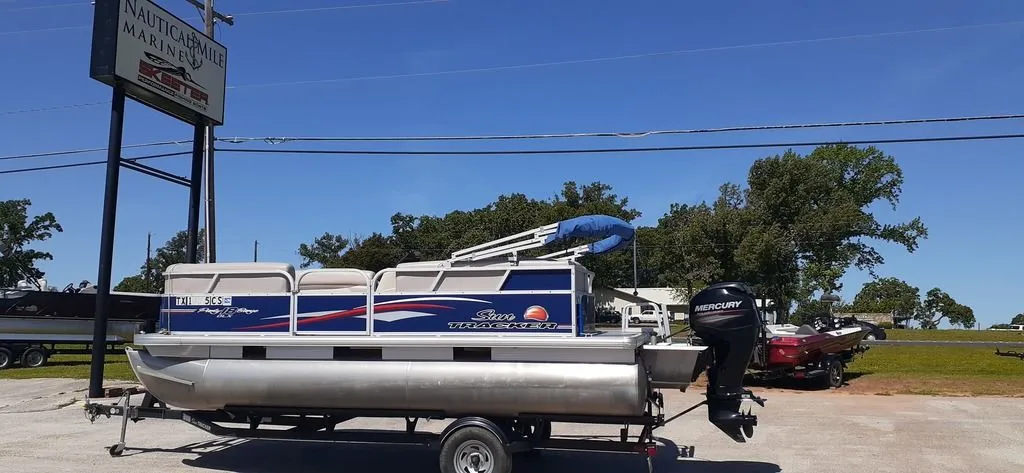 2015 Sun Tracker PARTY BARGE 18 DLX