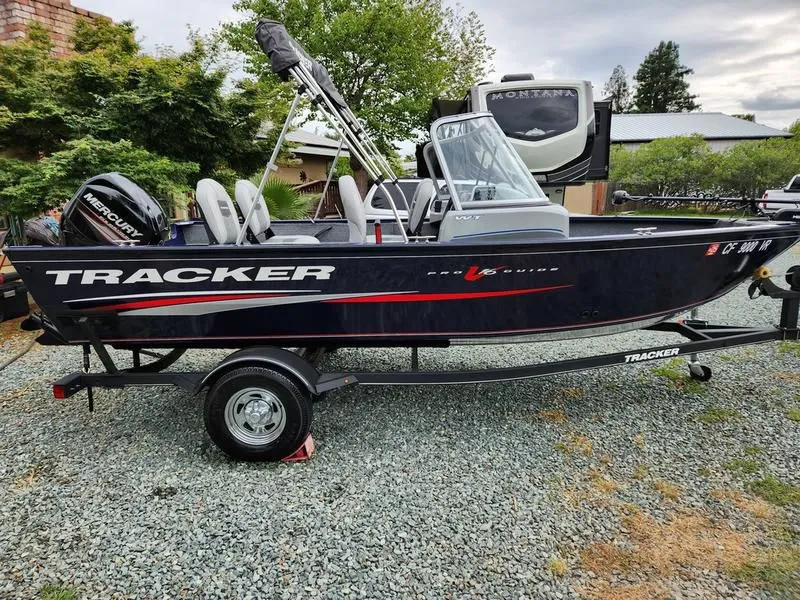 2019 Tracker Boats Pro Guide V-16 WT