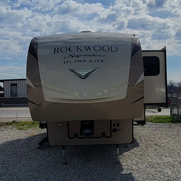2018 Forest River Signature Ultra Lite 8290BS