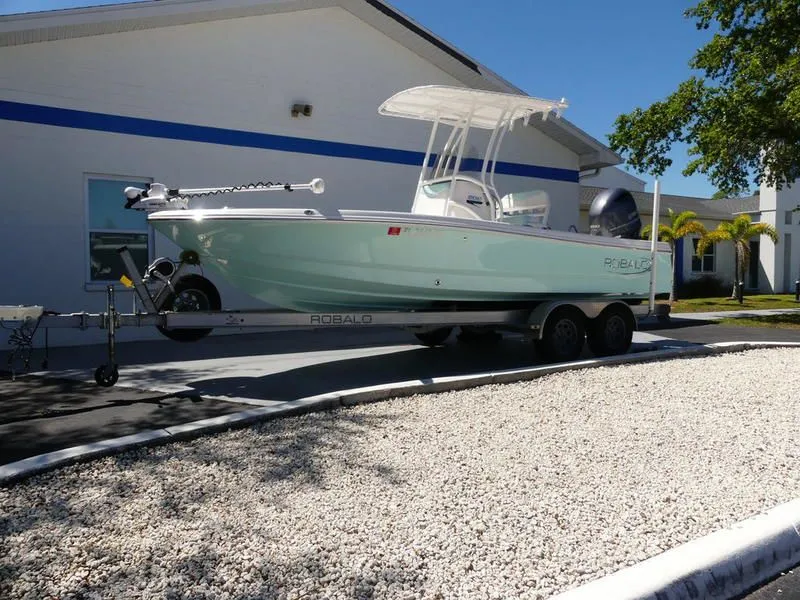 2021 Robalo 206 Cayman