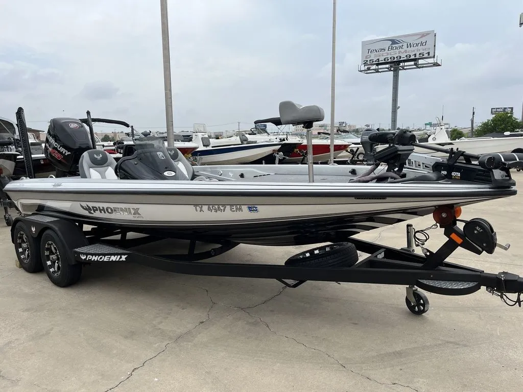2018 Phoenix Bass Boats 819 Pro