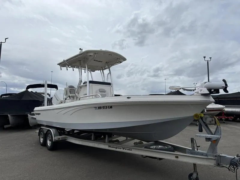 2019 Boats 2360 Bay