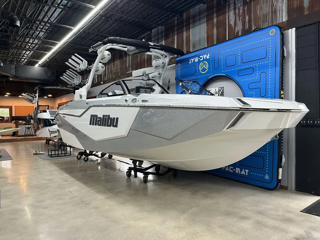 2024 Malibu Boats M242