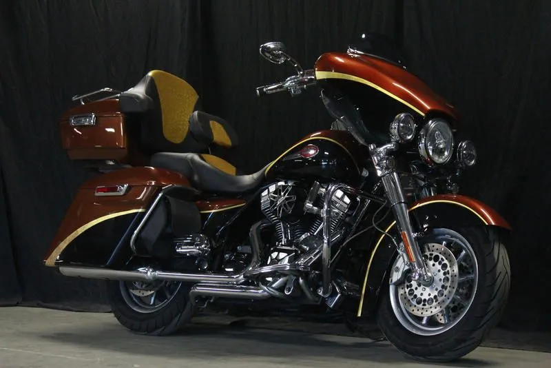 2008 Harley-Davidson FLHTCUSE3 - CVO Ultra Classic Screamin' Eagle Anniversary Electra Glide