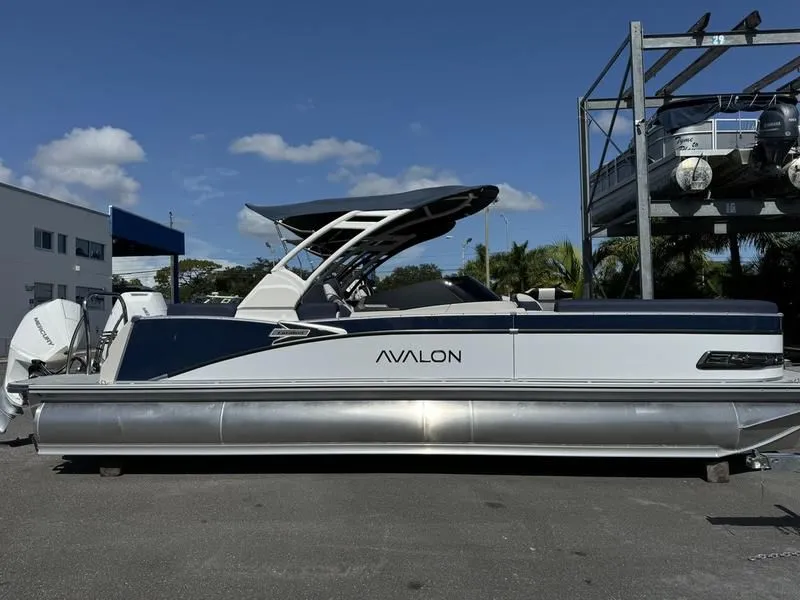 2025 Avalon Catalina Elite Windshield 27 FT