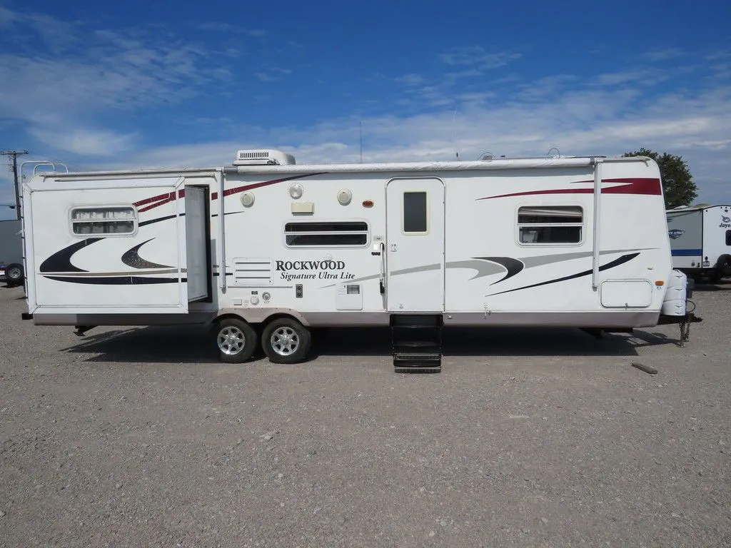 2009 Forest River Signature Ultra-Lite 8318SS