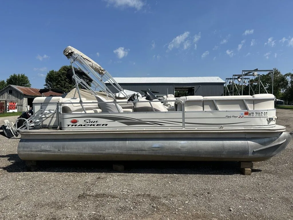 2004 Sun Tracker 22 Party Barge