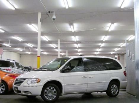 White 2005 Chrysler Town & Country Limited 3.8L V6 FWD with Nav Leather and 3rd Row - Dealer: Parker