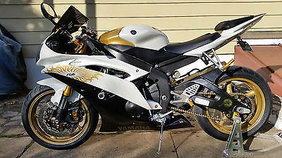 Yamaha : YZF-R Yamaha YZF-R6 2008 Pearl White and Gold witk 8,995k and Yoshimura exhaust