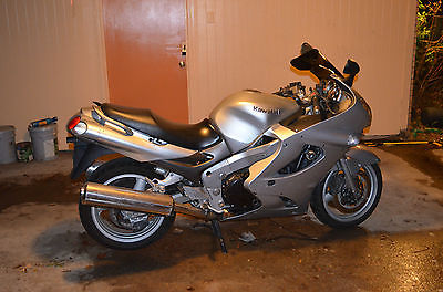 Kawasaki : Other 2002 kawasaki motorcycle 1200 hp silver gray
