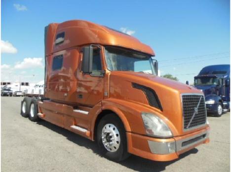 2011 VOLVO VNM64T780