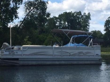 2004 Crest III 24ft pontoon boat for sale Con