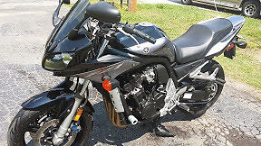 Yamaha : FZ A fine sporting, touring, and pacesetter race machine.