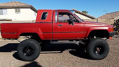 Toyota : Other SR5 1984 toyota 4 x 4 sr 5 solid front end big red
