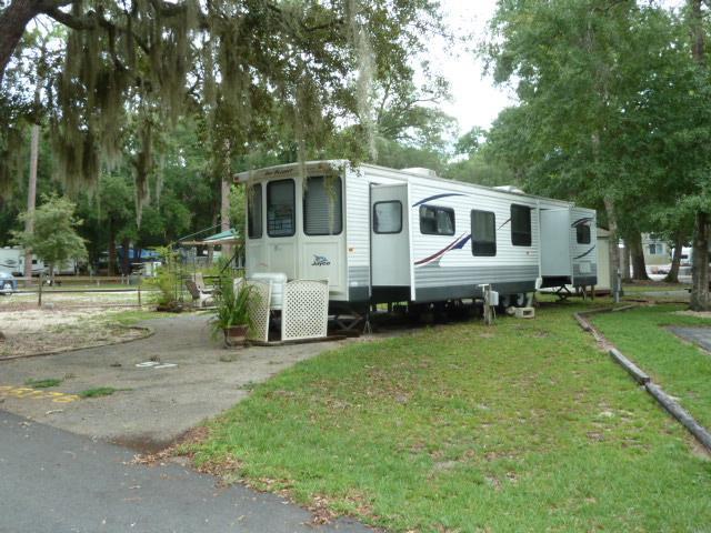 Winter escape to your RV PK Mdl on OWNED LOT in prime FL location!