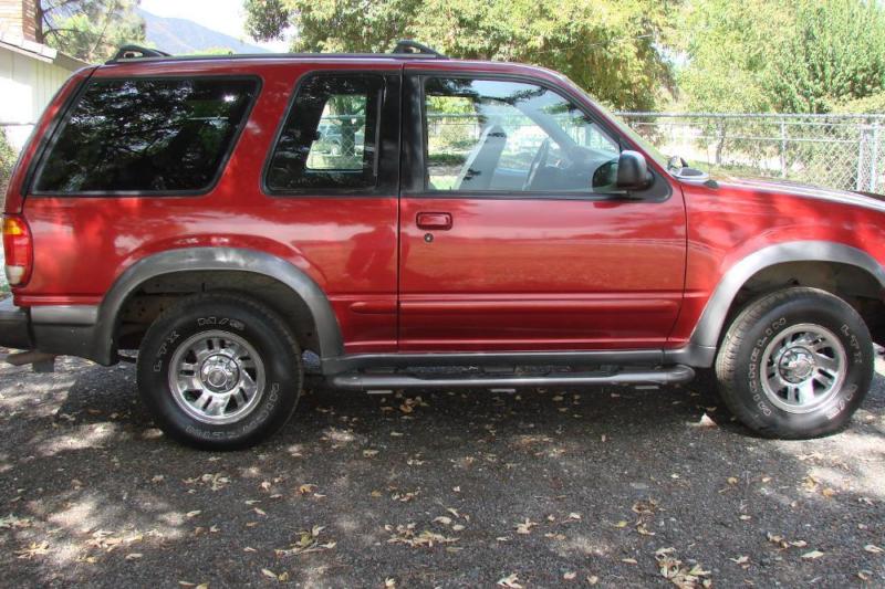 2000 Ford Explorer Sport SUV. Excellent condition.